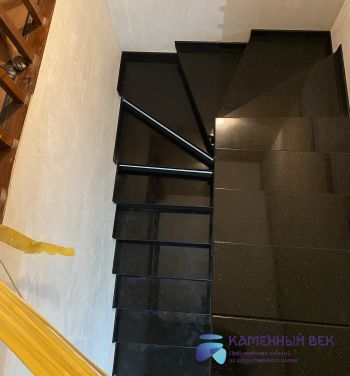 Черные ступени для лестницы из искусственного камня Staron EC596 METALLIC COSMOS